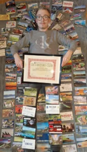 Domenik Luca Hochegger, OE8DDX, mit seiner DXCC-Urkunde umgeben von QSL-Karten aus aller Welt