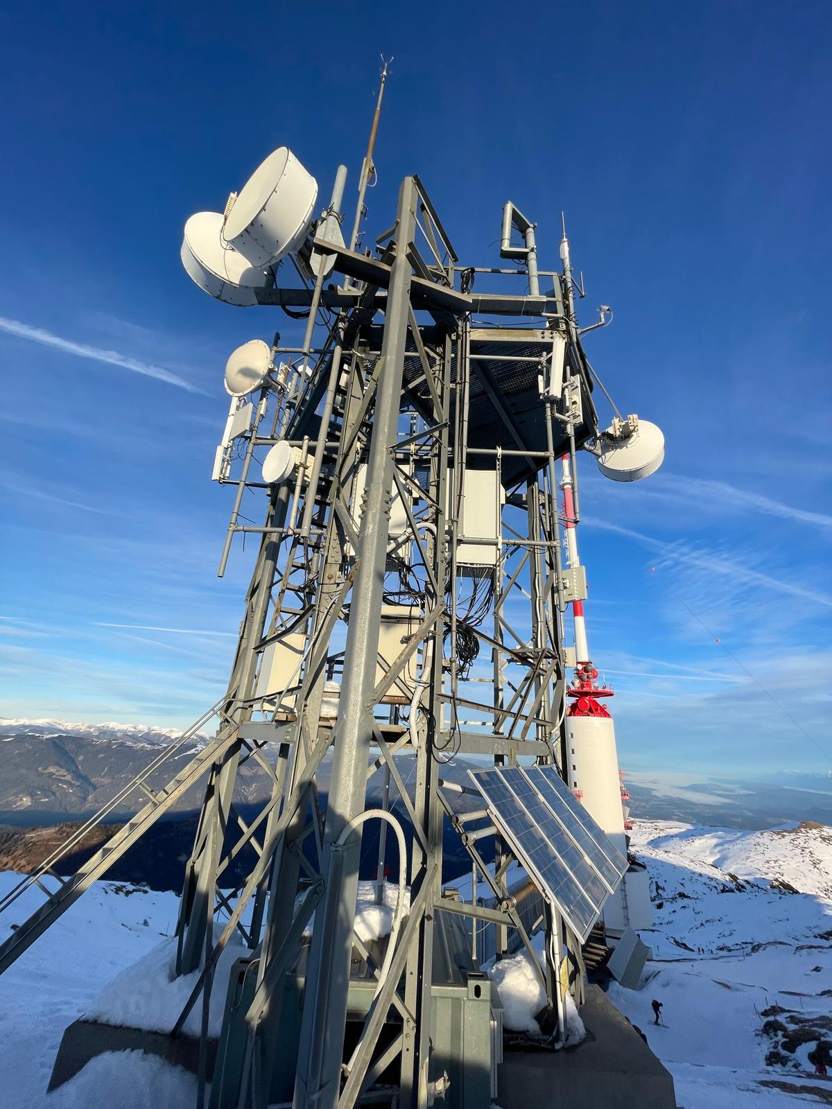 Die Relaisstation OE8XFK am Dobratsch-Gipfel mit Solarpanels und Antennen