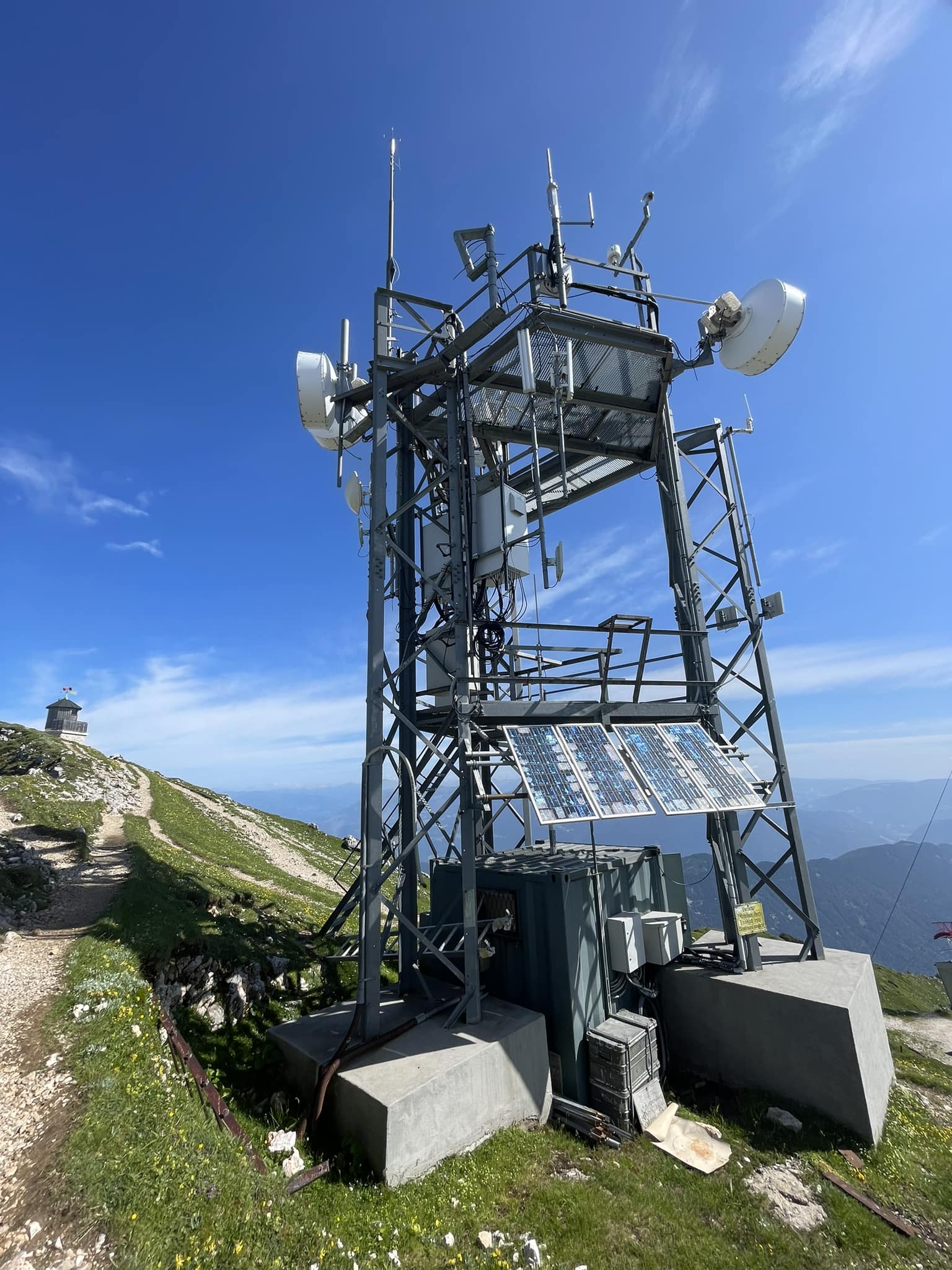 The OE8XFK relay station on the Dobratsch summit with solar panels and antennas