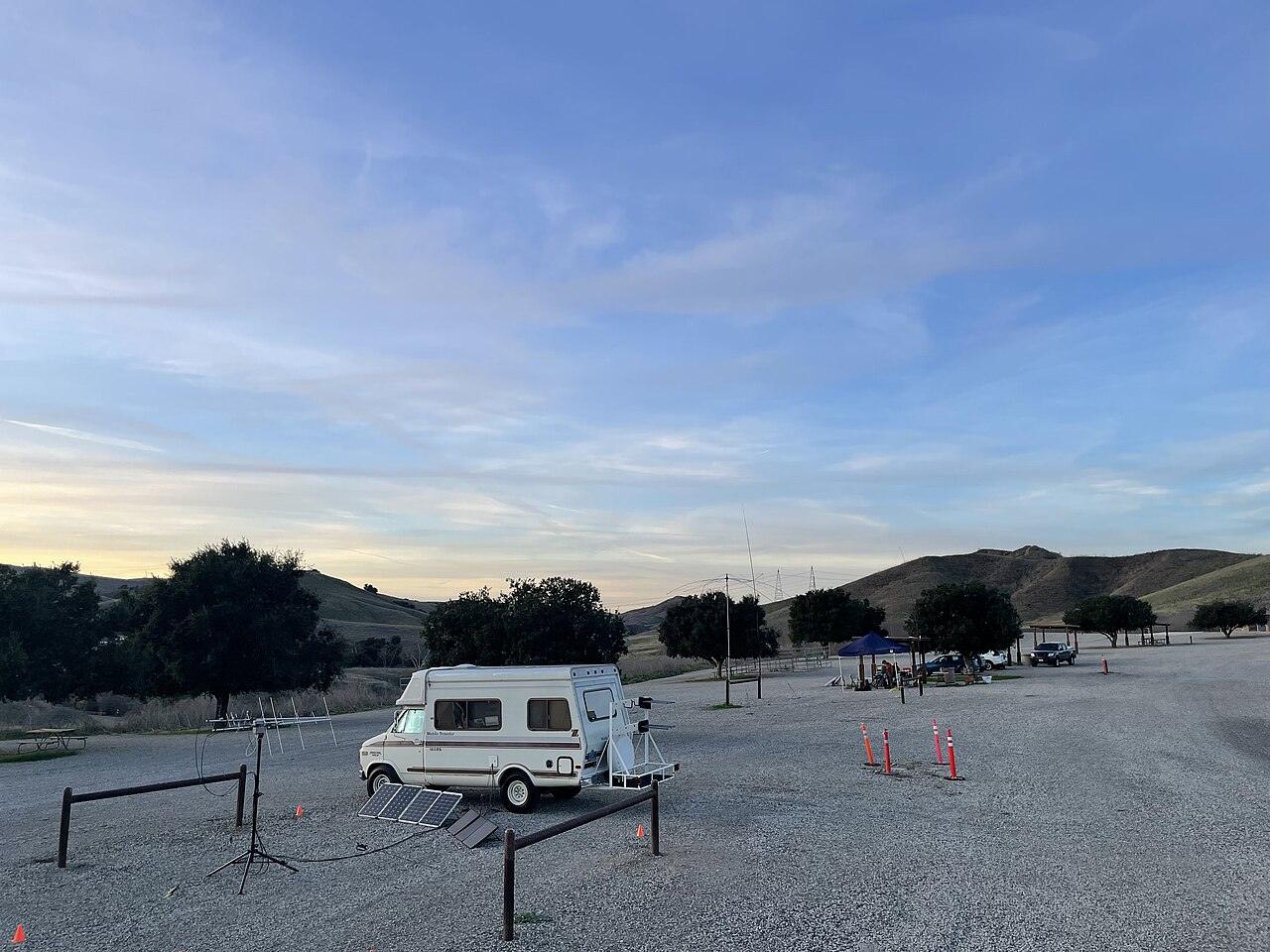 Field Day station with antennas at Chino Hills State Park, California (Winter Field Day 2024). Image: Blervis, Wikimedia Commons, CC0
