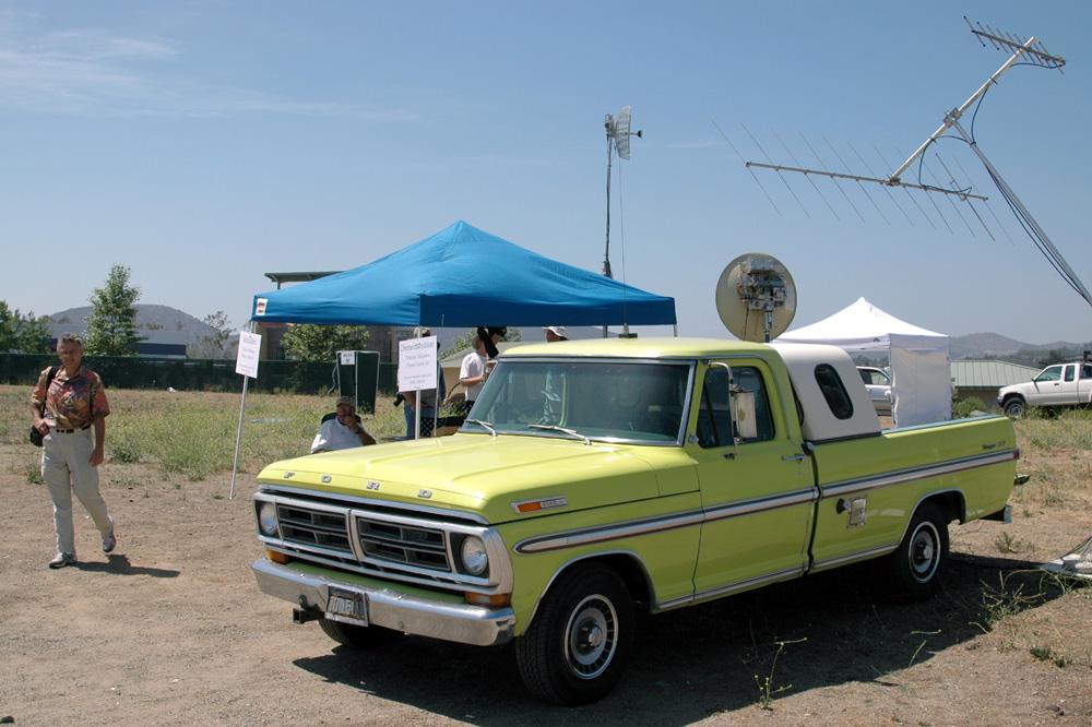 Field Day site of the Palomar Amateur Radio Club in San Marcos, California (2007). Image: Henryk Kotowski, Wikimedia Commons, CC BY-SA 4.0