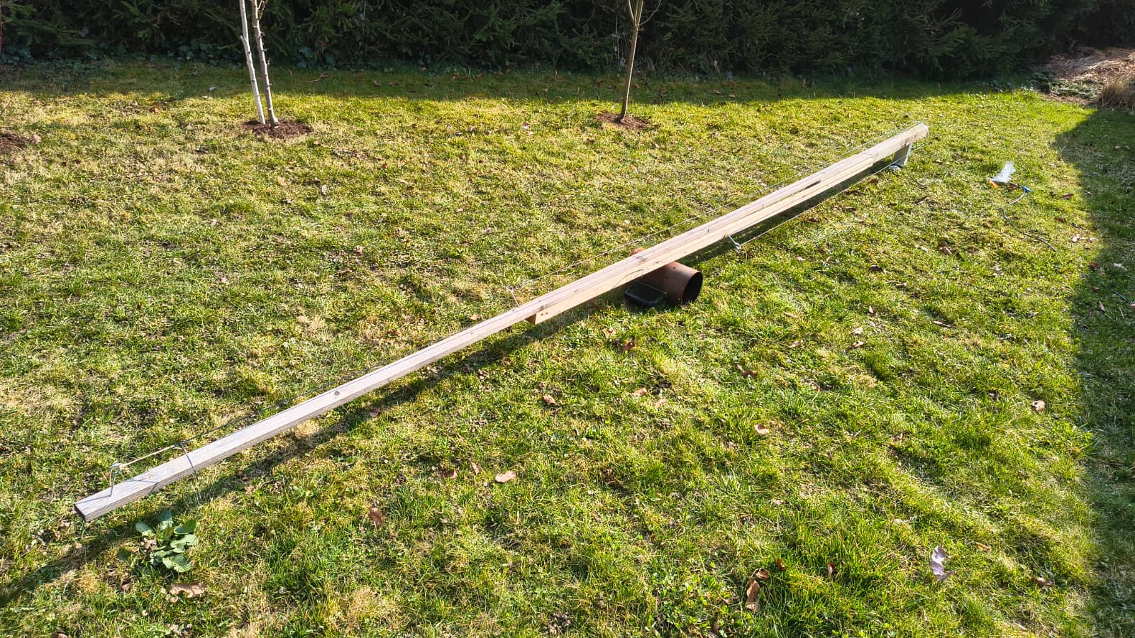 Gesamtansicht des selbstgebauten Lattenmasts vor dem Aufrichten