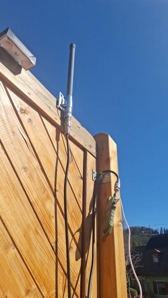 Meshtastic-Antenne mit Heltec-Node an der Holzterrasse montiert