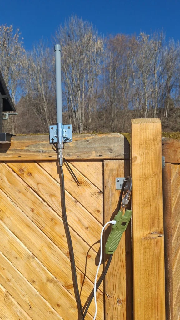 Detailansicht der Meshtastic-Antenne mit Node im grünen Gehäuse