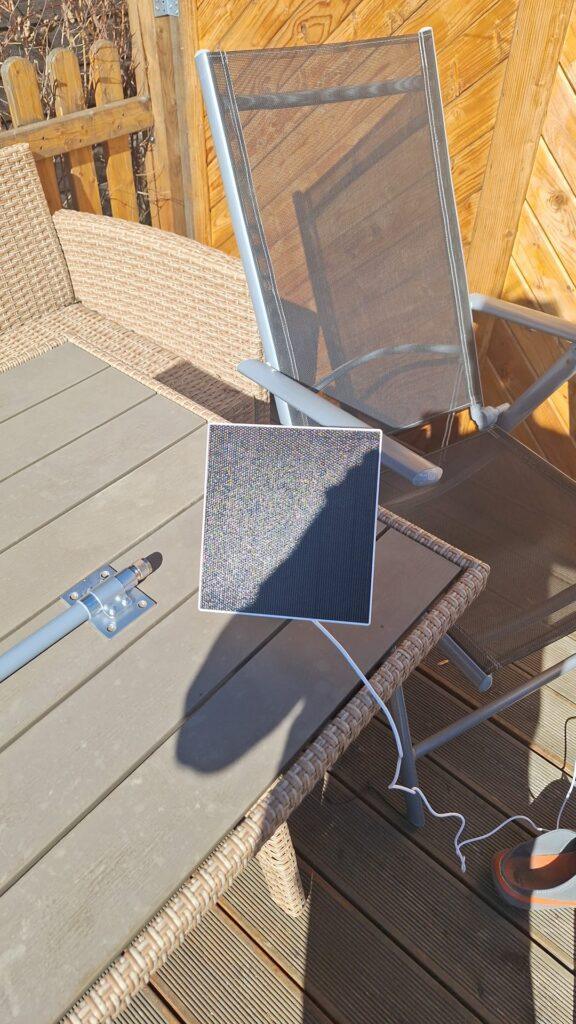 Solarpanel für Meshtastic-Node auf der Terrasse