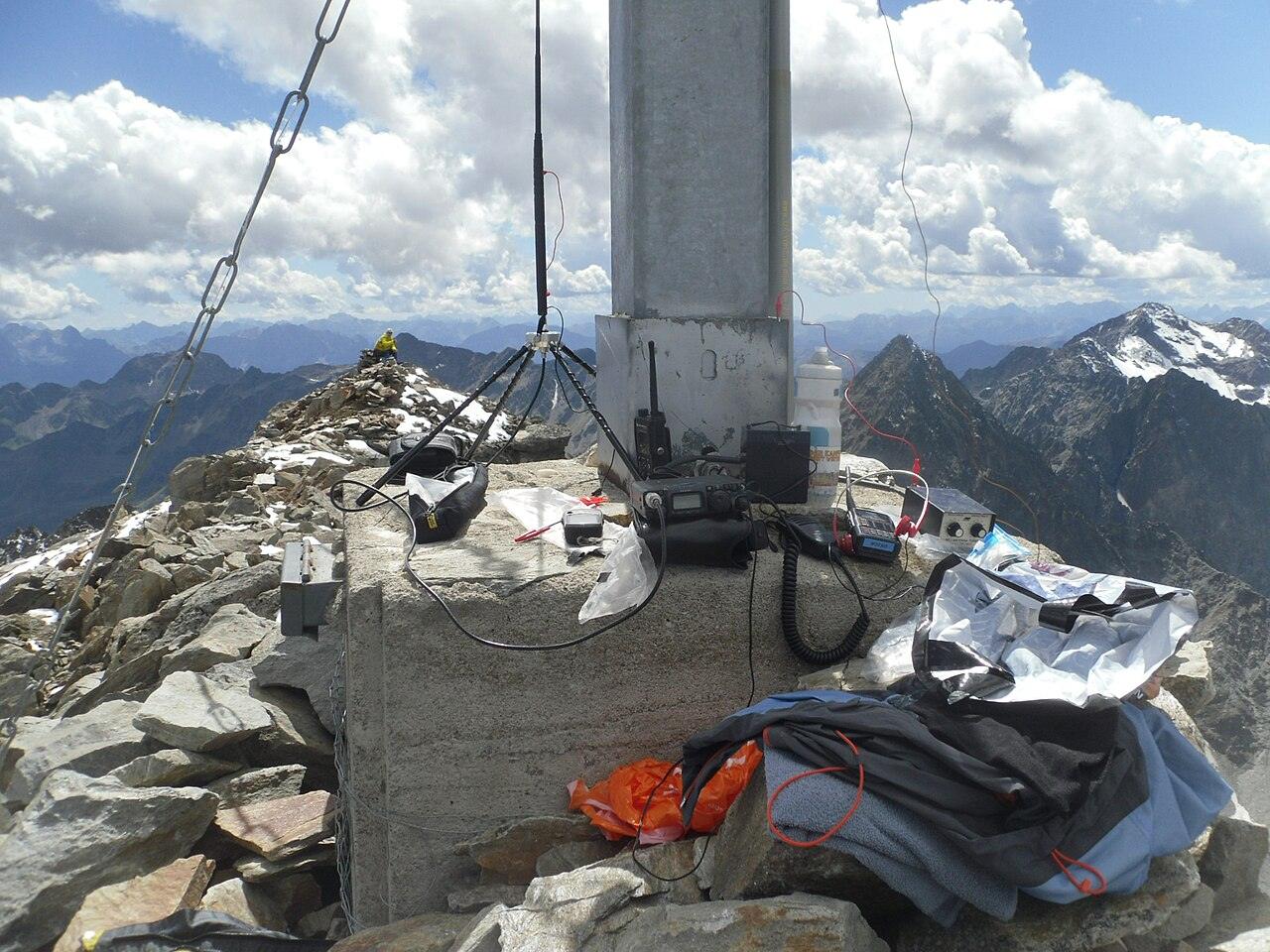 Portable operation at the summit of Roter Knopf — typical for Field Day and SOTA activations in the Alps. Image: Ptolusque, Wikimedia Commons, CC BY-SA 4.0