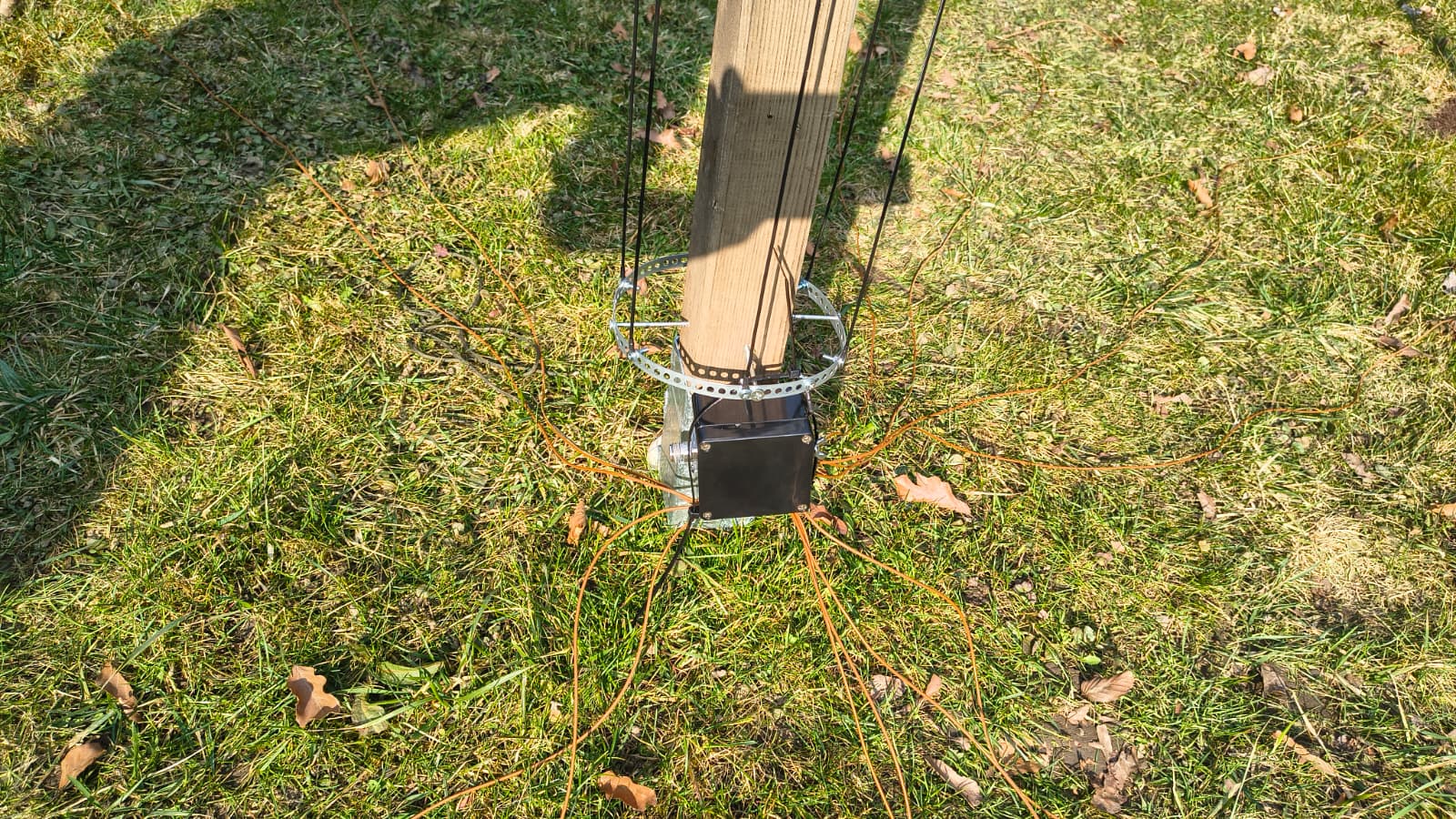 Speisepunkt mit Edelstahl-Lochband-Ring, Strombalun und Radials