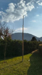 Die fertige 5-Band Vertical Groundplane im Garten von OE8RMJ mit Kärntner Bergpanorama