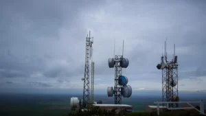 Richtfunkantennen und Sendemasten auf einem Berggipfel – symbolisch für HAMNET-Knoten