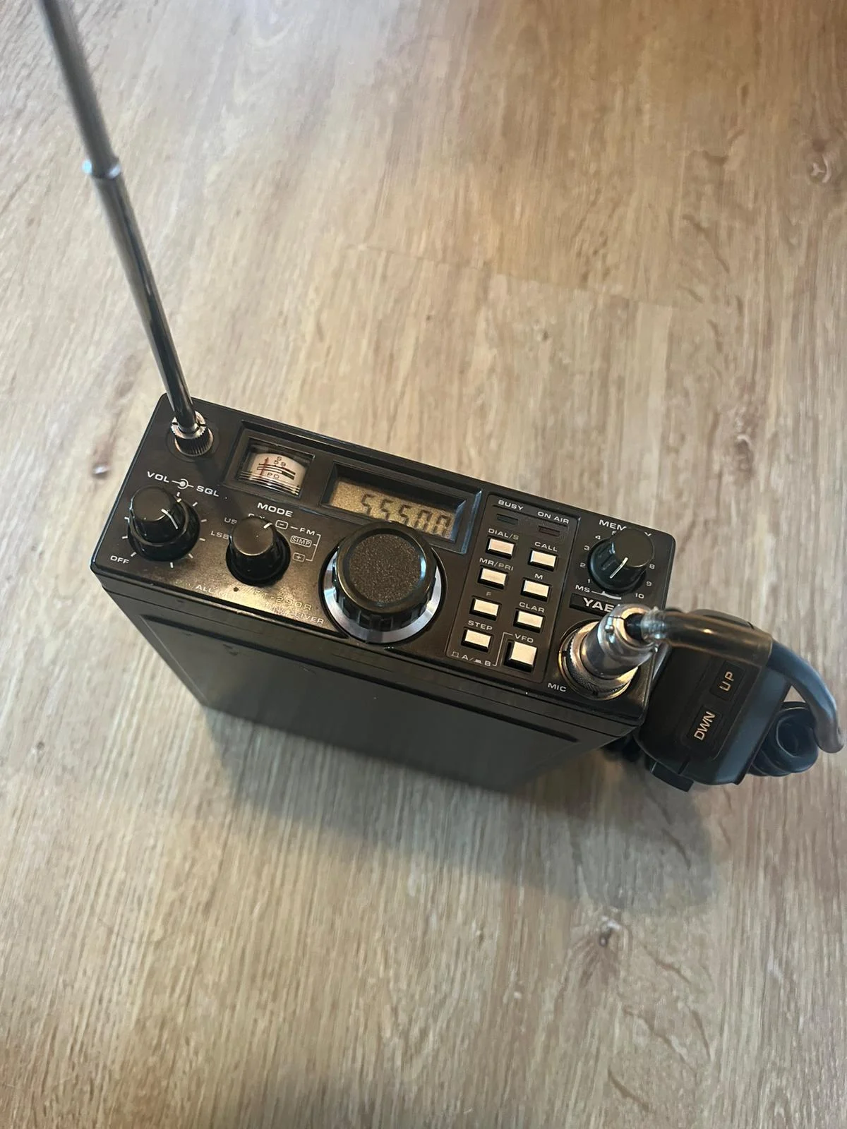 Yaesu FT-290R mit ausgefahrener Teleskopantenne