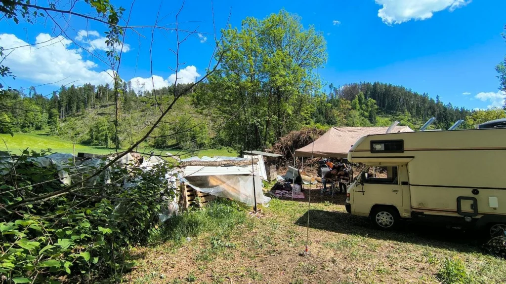 Überblick Location mit Wohnmobil und Antennen
