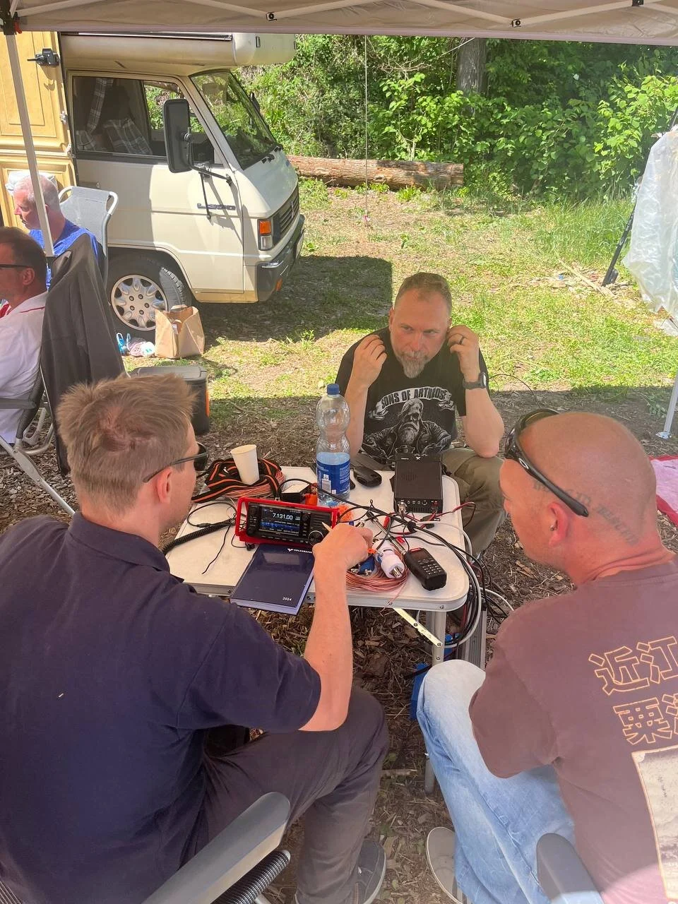 Funkbetrieb und Diskussion am Tisch – Xiegu G90