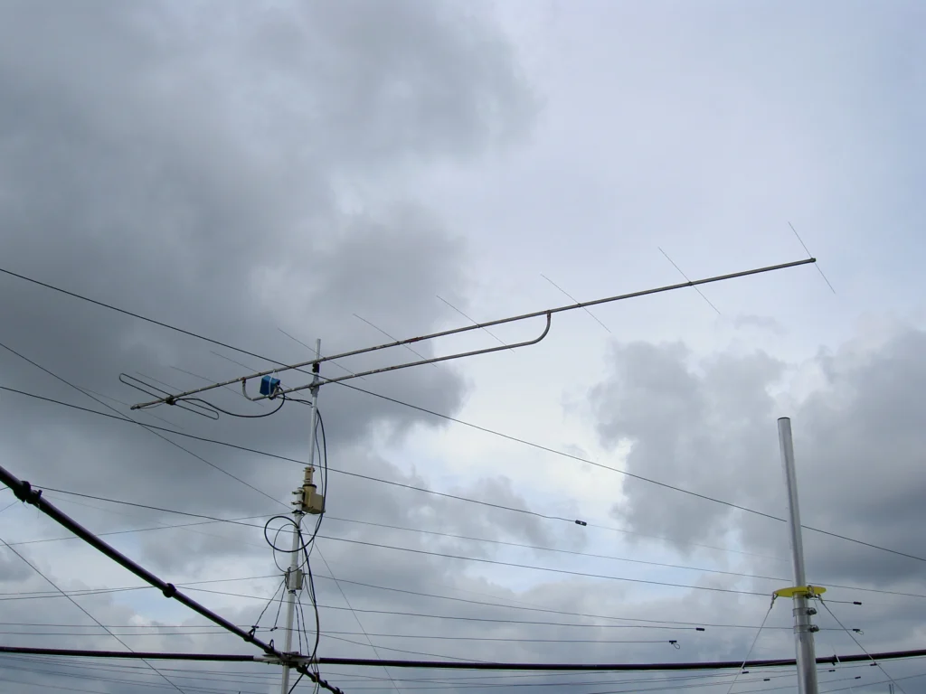 Lange Yagi-Uda-Antenne mit vielen Direktoren auf einem Mast montiert
