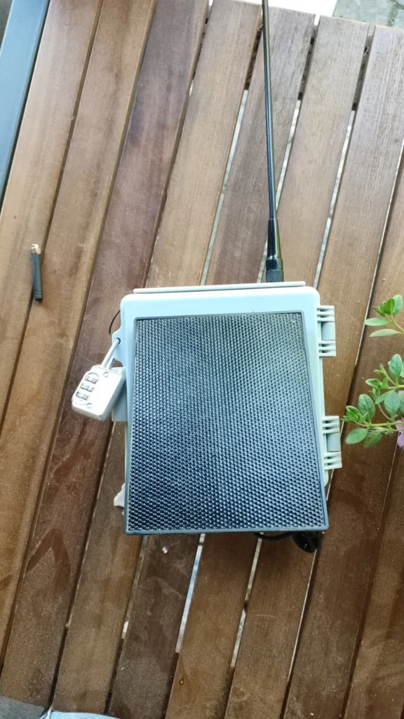 MeshCom 4.0 autark – Gehäuse mit Solarpanel und Antenne