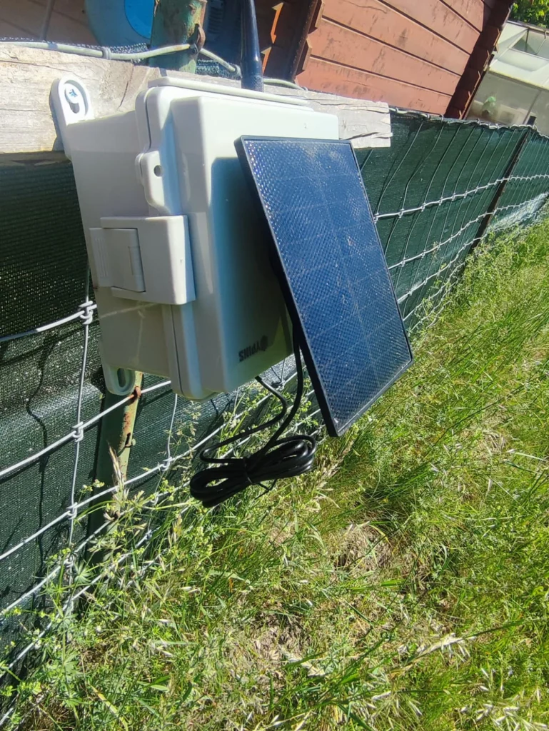 MeshCom 4.0 autark – Fertiger Aufbau am Zaun