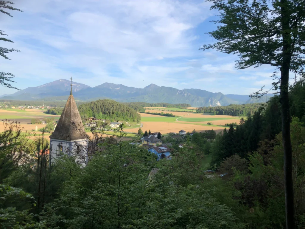 Kirchturm mit Bergpanorama