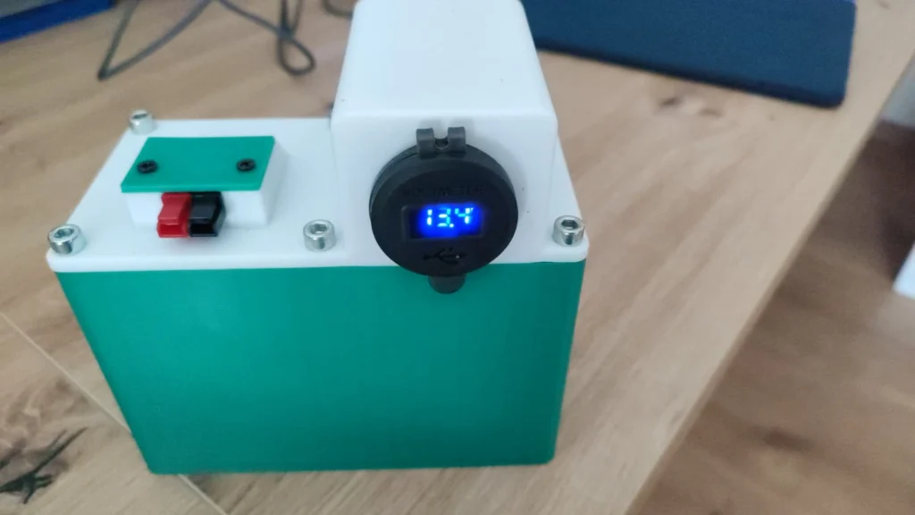 Fertiges Stromsetup-Gehäuse mit Anderson PowerPole und USB-Buchse