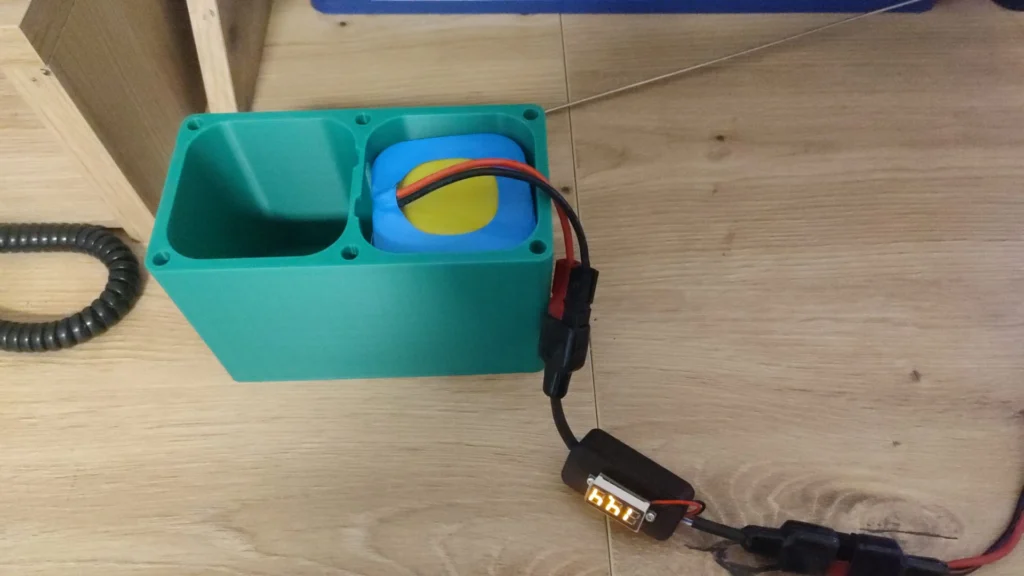 3D-gedrucktes Gehäuse von oben — Eremit-Akku eingelegt