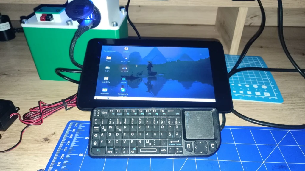 Raspberry Pi mit 7-Zoll-Display und Mini-Tastatur am Stromsetup