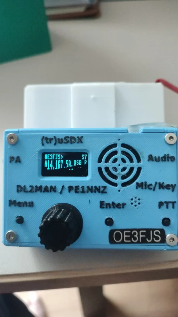 (tr)uSDX QRP-Transceiver mit OE3FJS-Callsign im Display