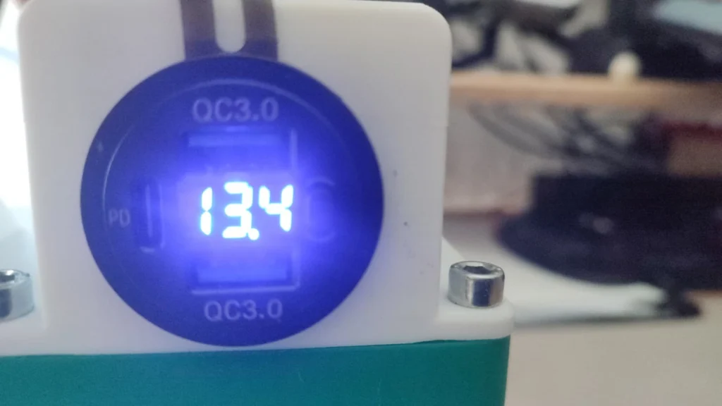 USB QC3.0 Einbaubuchse zeigt 13,4 V Akkuspannung
