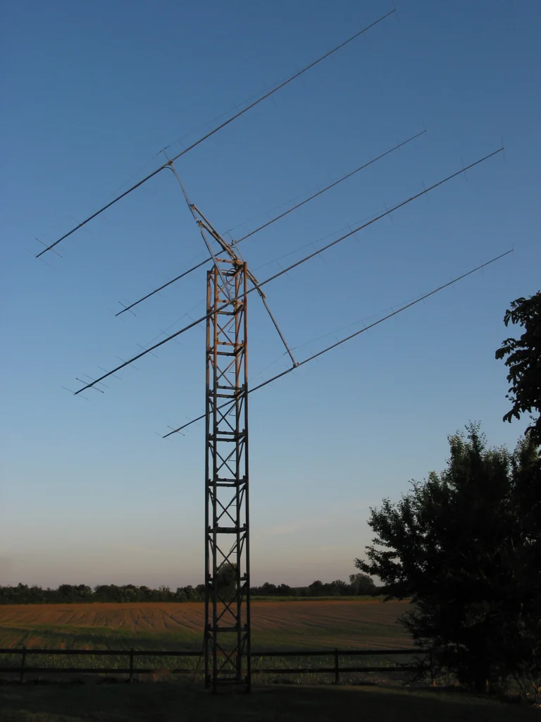 Gestackte Yagi-Antennengruppe mit 4x17 Elementen fuer EME-Betrieb (Station DK5LA)