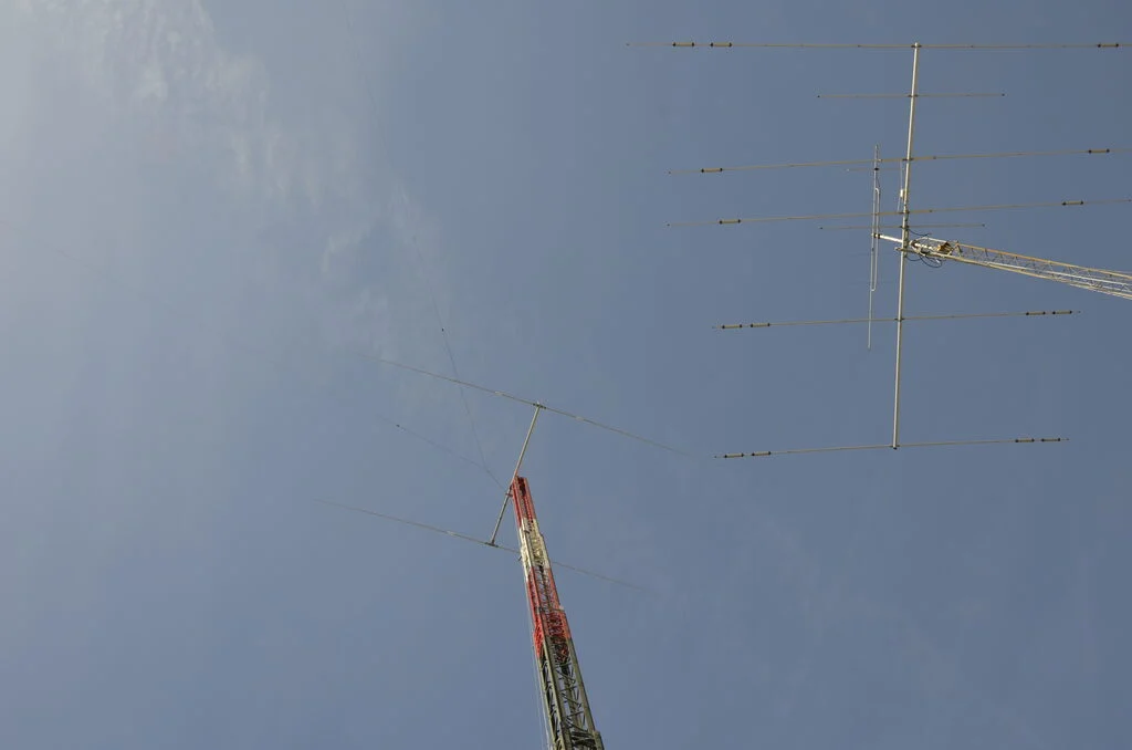 Mehrere große Beam-Antennen auf dem Gittermast einer Contest-Station