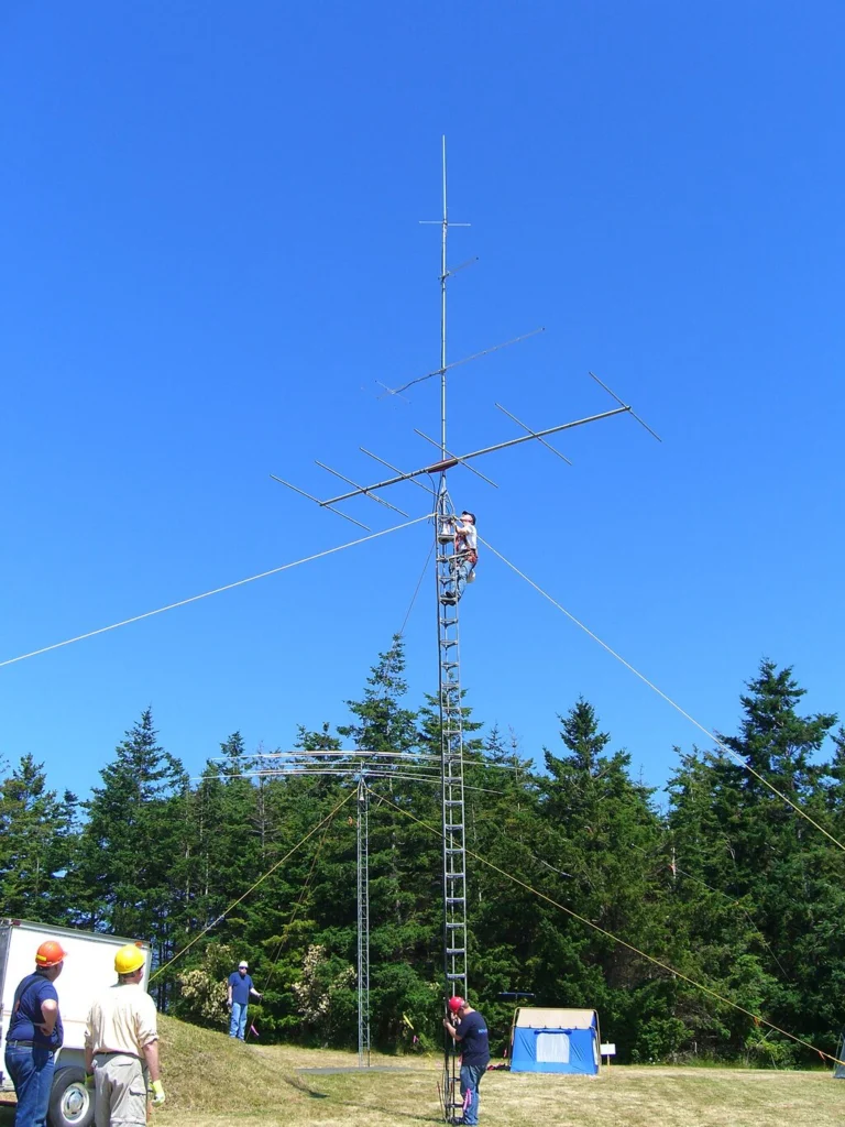 Funkamateur arbeitet an einem Antennenmast in der Höhe