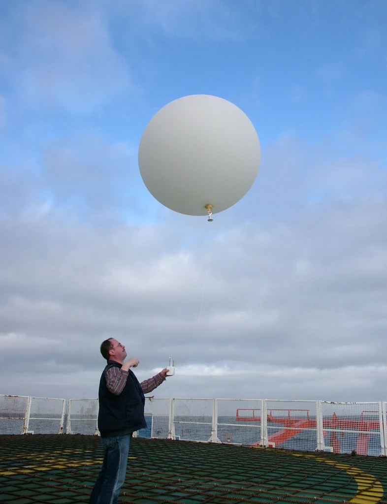Start einer Radiosonde an einem Wetterballon