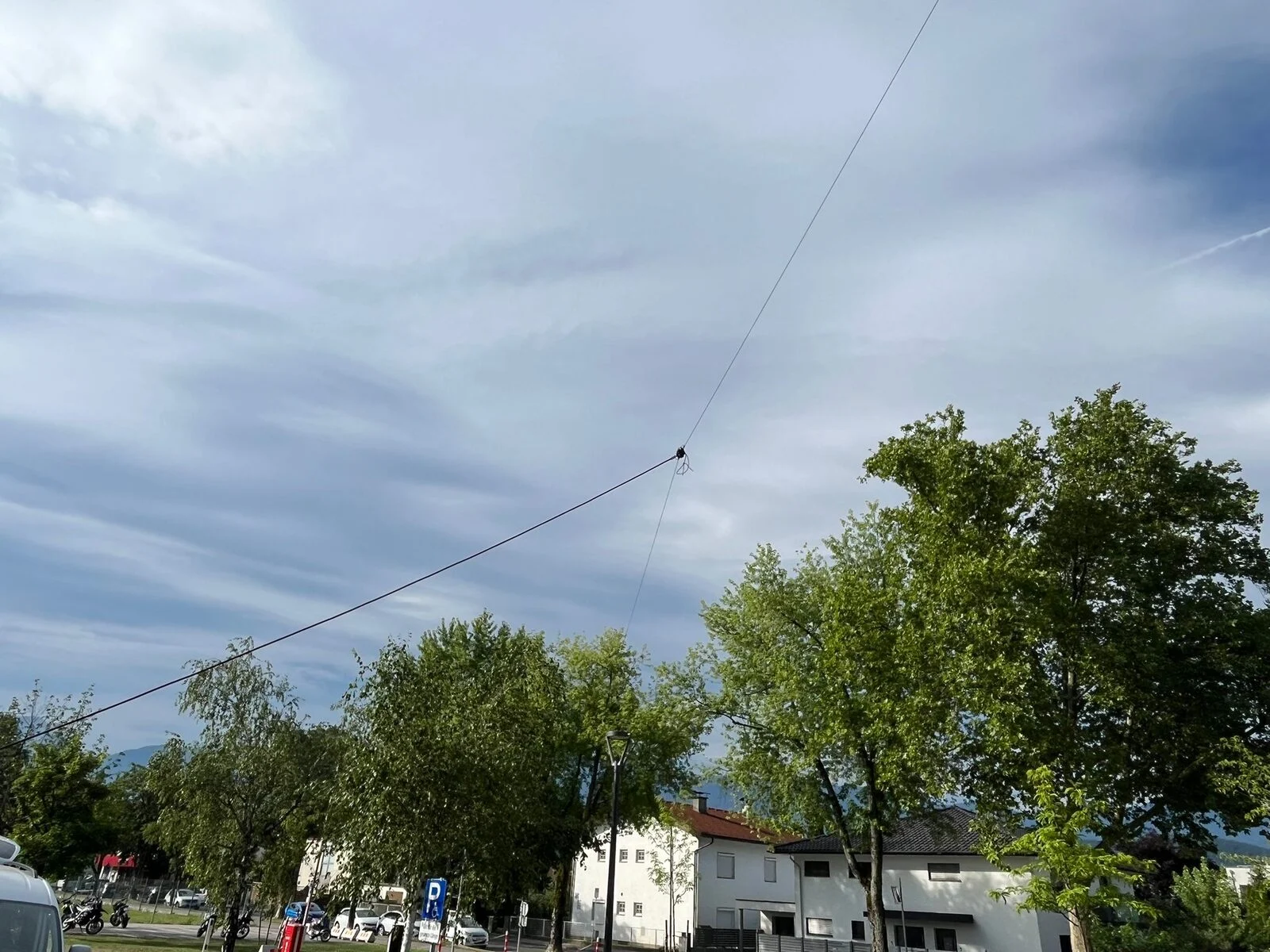Antenne gegen den Sommerhimmel