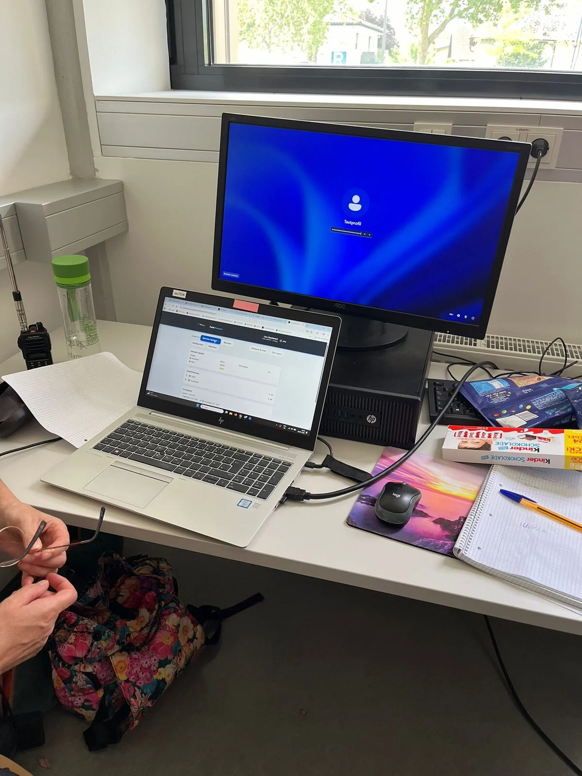 Laptop mit Logbuch und Handfunkgerät am Tisch