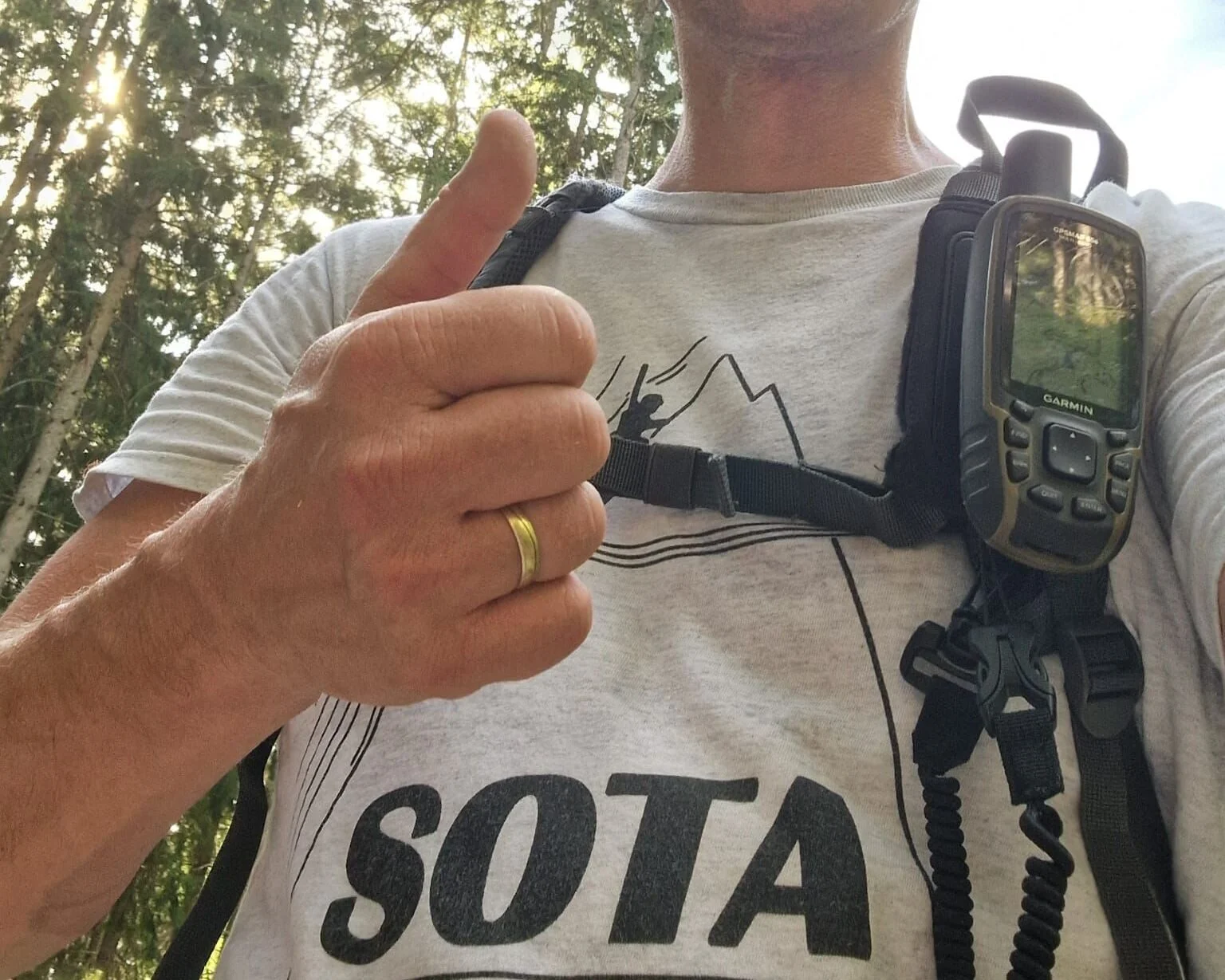 SOTA-Aktivierer mit GPS und SOTA-Shirt, Daumen hoch