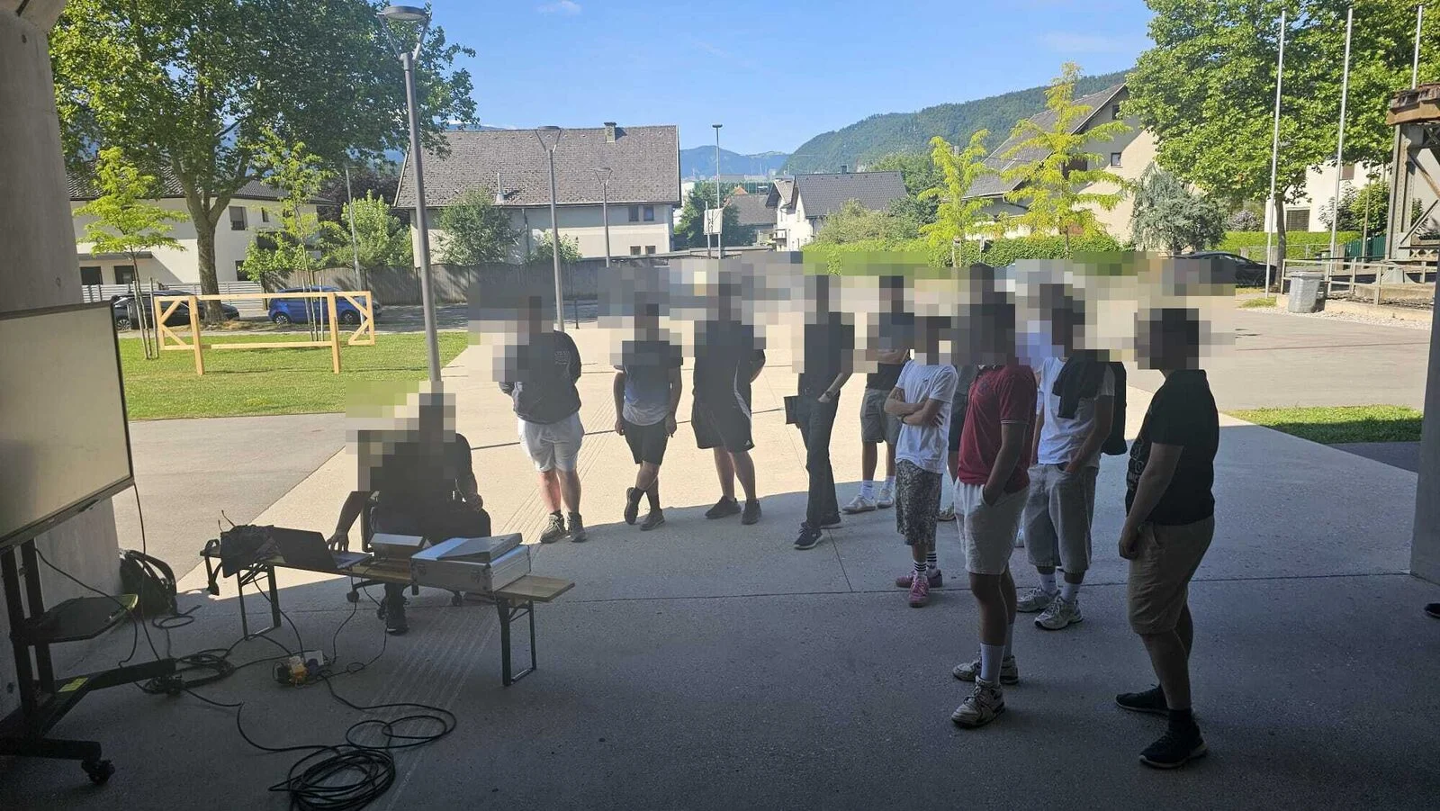Gruppe bei der Gerätevorführung am ersten Tag