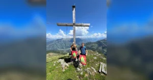 OE8GSY und OE8DSQ am Gipfelkreuz des Lorenzenkopfes (2541 m) mit SOTA-Flaggen