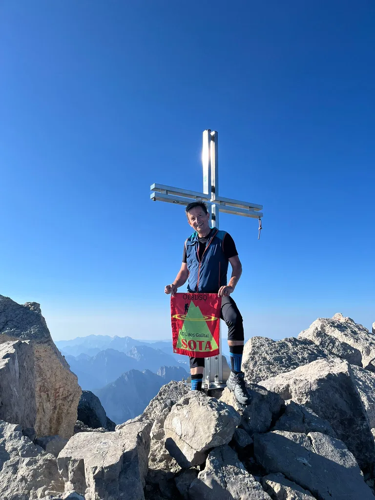 Am Gipfel des Antelao mit SOTA-Flagge