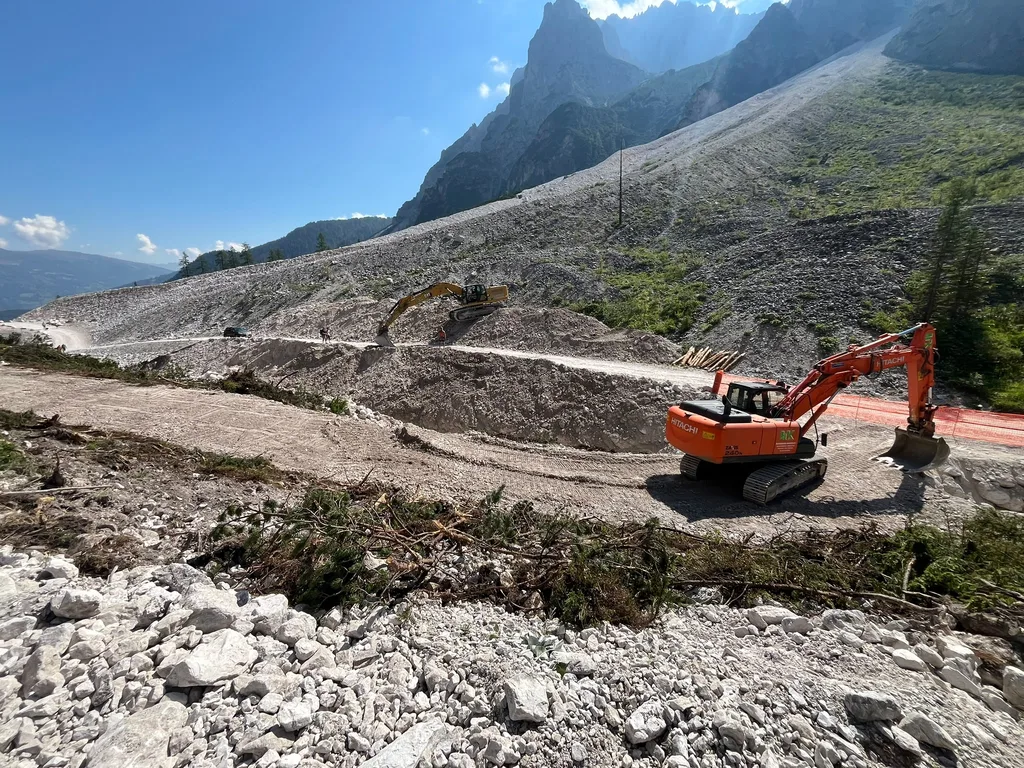 Baustelle mit Bagger am umgegrabenen Einstieg ins Kohlbrenntal