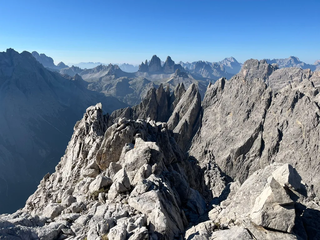 Gratblick mit den Drei Zinnen im Hintergrund