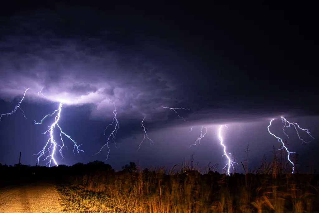 Tre fulmini quasi simultanei nel cielo notturno