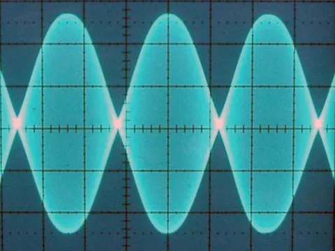 Kéthangos linearitásteszt oszcilloszkópképe tiszta burkológörbével