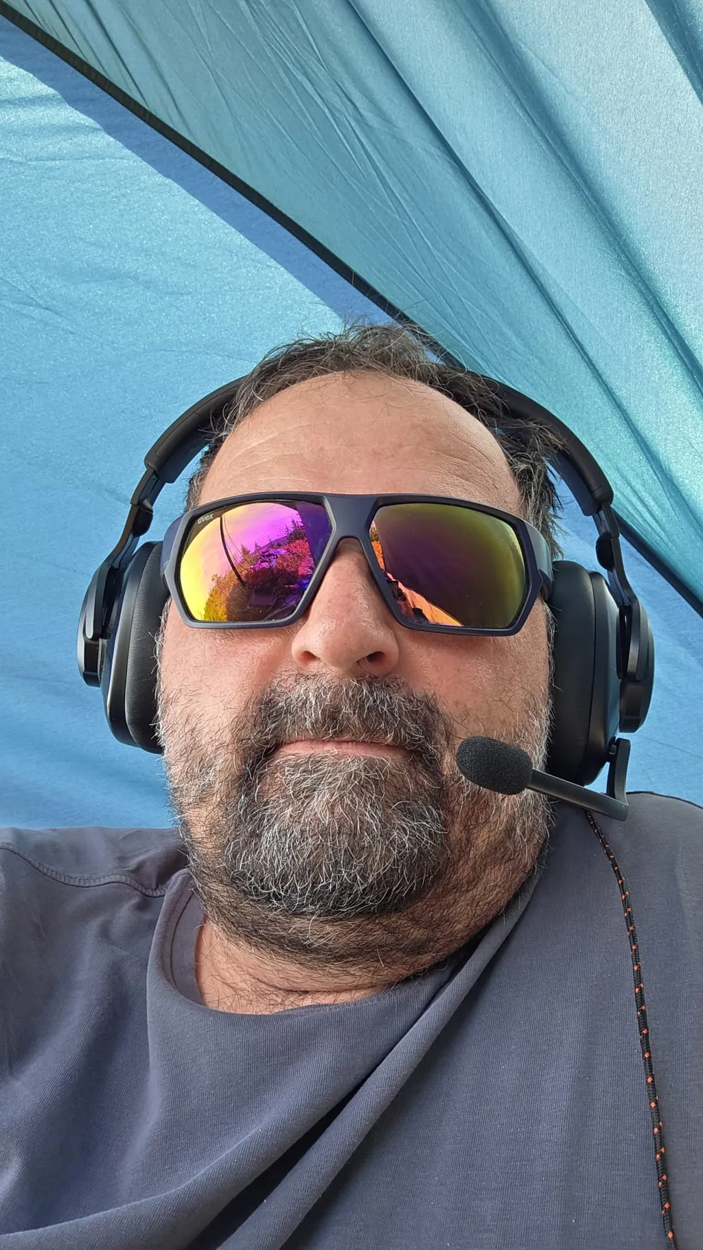 Michael OE5HKT con la cuffia sotto il telo