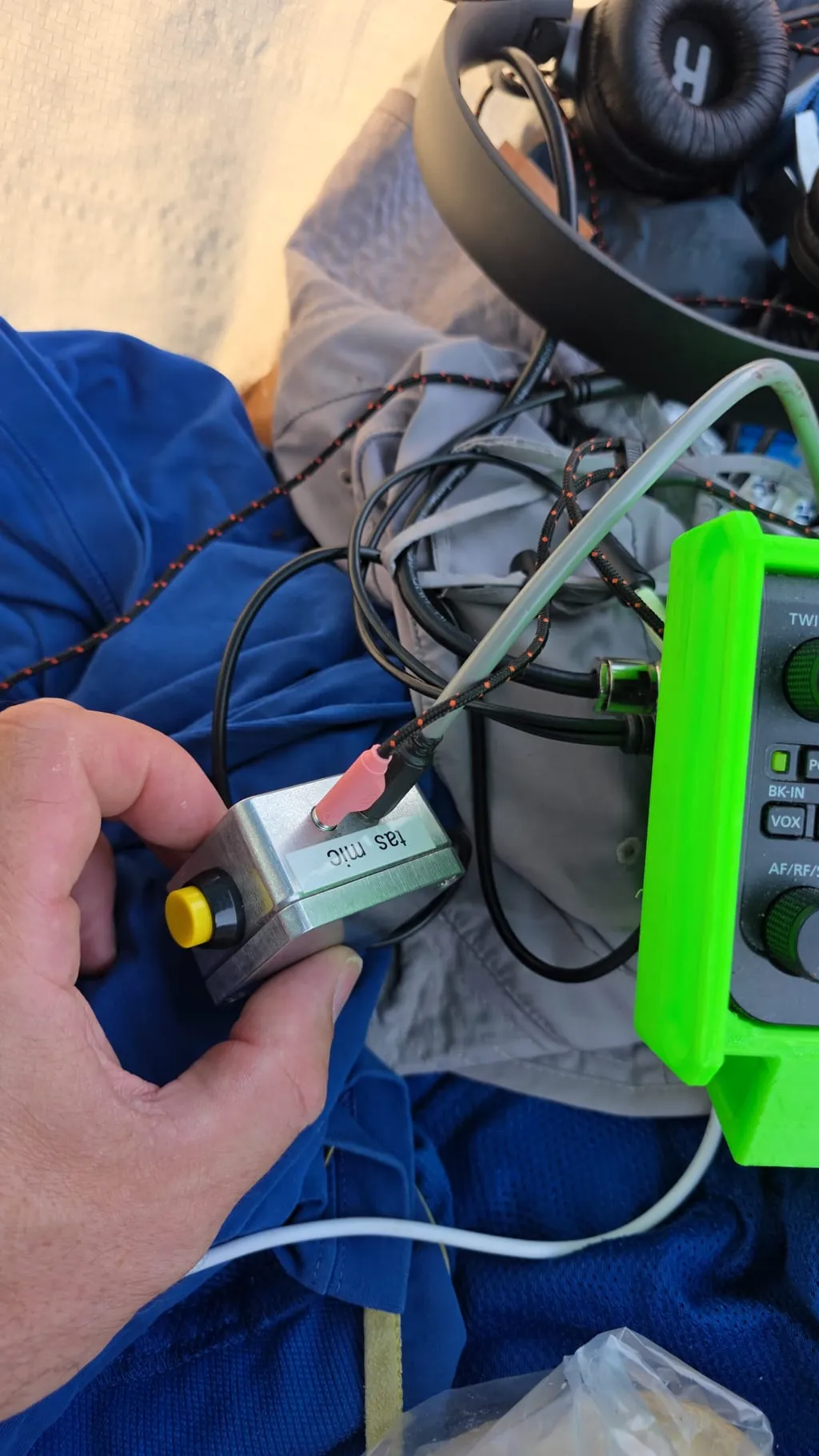 Scatola PTT autocostruita in alluminio accanto all'IC-705 nel telaio verde stampato in 3D