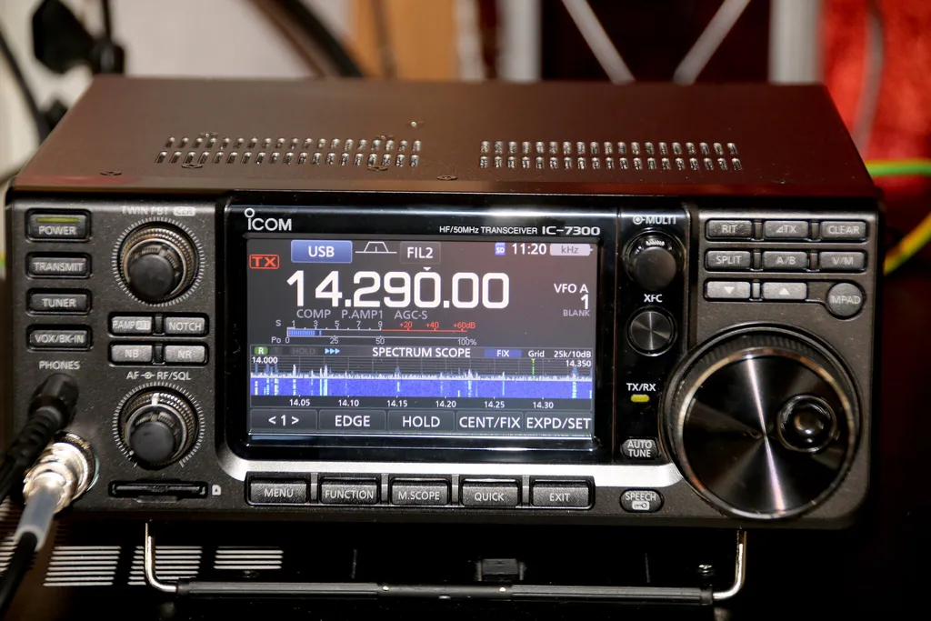 Icom IC-7300 mit Spektrum- und Wasserfalldarstellung auf dem Farbdisplay