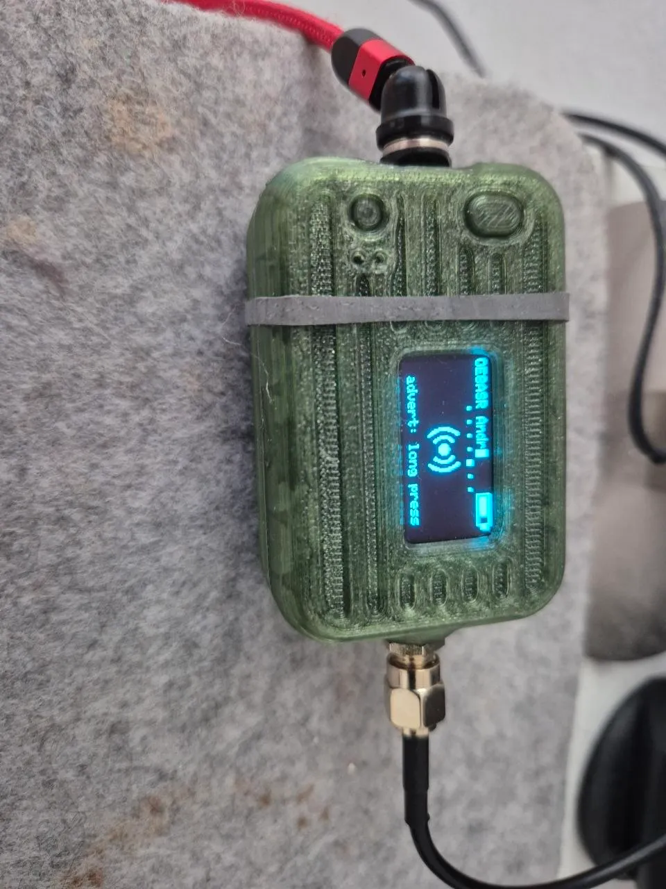Companion-Node im olivgrünen 3D-Druckgehäuse mit Display, über Koaxkabel an eine Außenantenne angeschlossen