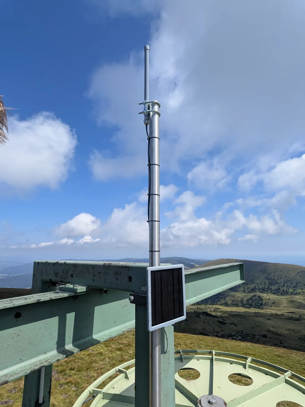 Mast mit Rundstrahler und Solarpanel an einer grünen Stahlkonstruktion auf der Koralpe