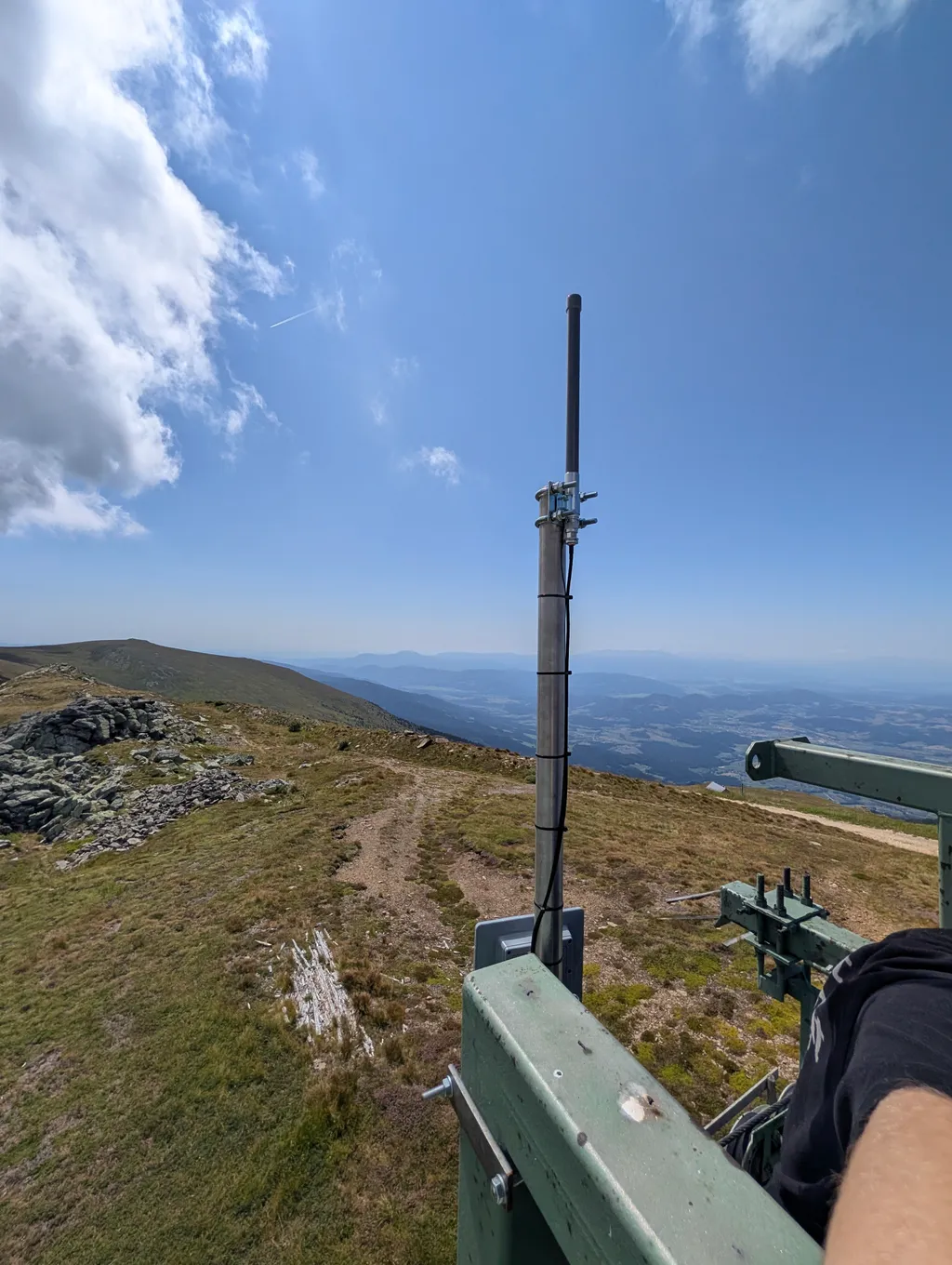 Solarpanel und Antennenmast auf der Koralpe, dahinter das Bergpanorama