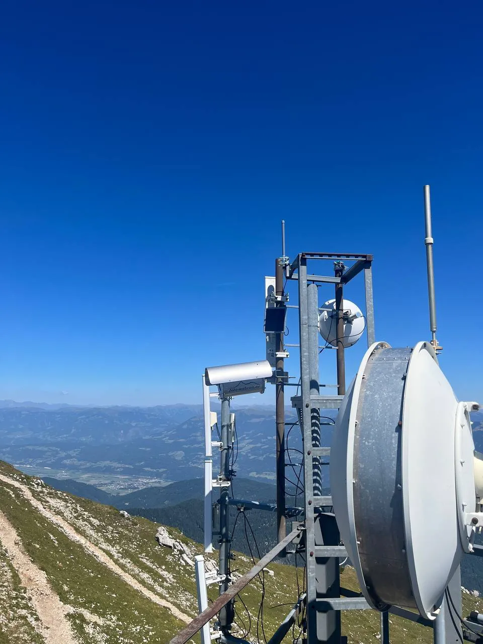 Antennenträger am Dobratsch mit Richtfunkschüsseln vor blauem Himmel