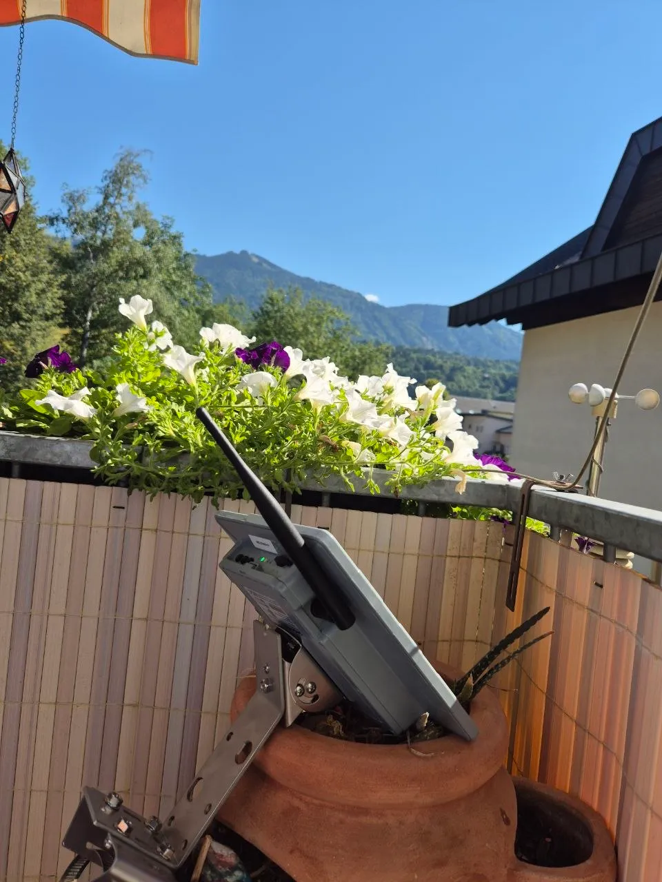 Solar-Node als Teststellung an einem Balkongeländer in Arnoldstein montiert
