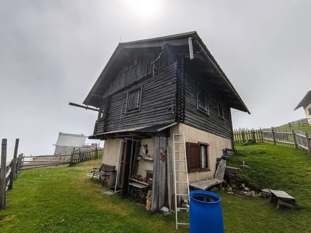Almhütte auf der Göriacher Alm mit angelehnter Leiter, Montageort des Repeaters