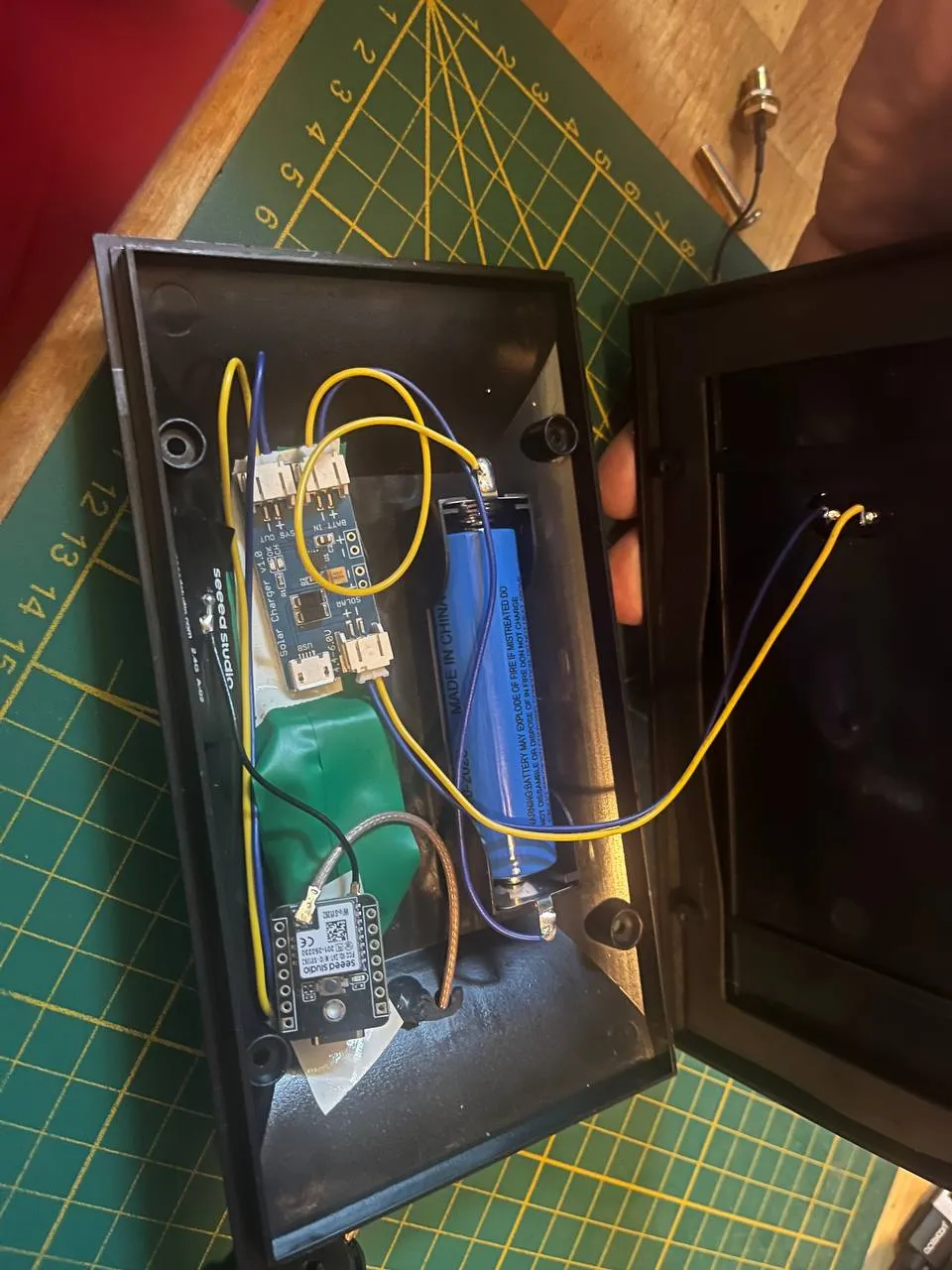 Geöffnetes Selbstbaugehäuse mit XIAO-Board, Funkmodul und Verkabelung