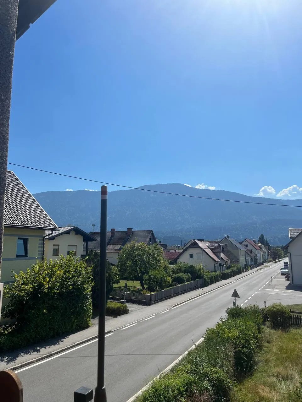 KF-Antenne des Repeaters Nötsch an einer Hauswand, Blick über das Gailtal Richtung Göriacher Alm